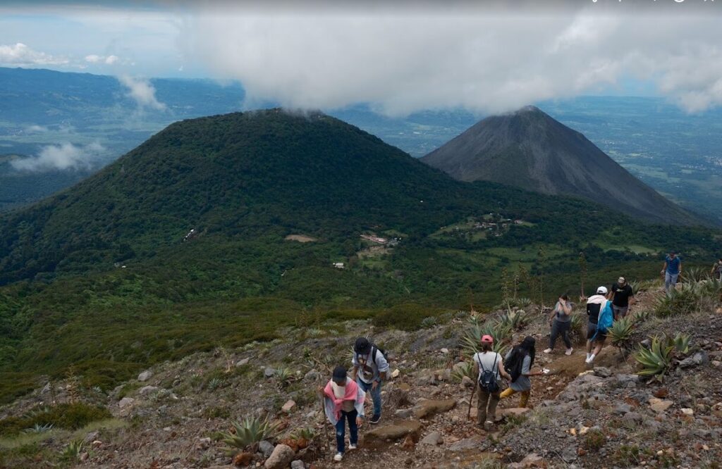 エルサルバドルのセロ・ベルデ（緑の山）と隣接するイサルコ火山の景観