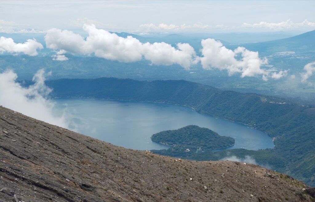 サンタアナ山頂から見下ろす外輪がはっきりと見えるコアテペケ湖