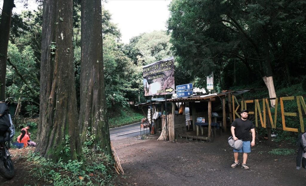 エルサルバドル・サンタアナ火山登山口への分岐ルート（舗装路から未舗装路へ