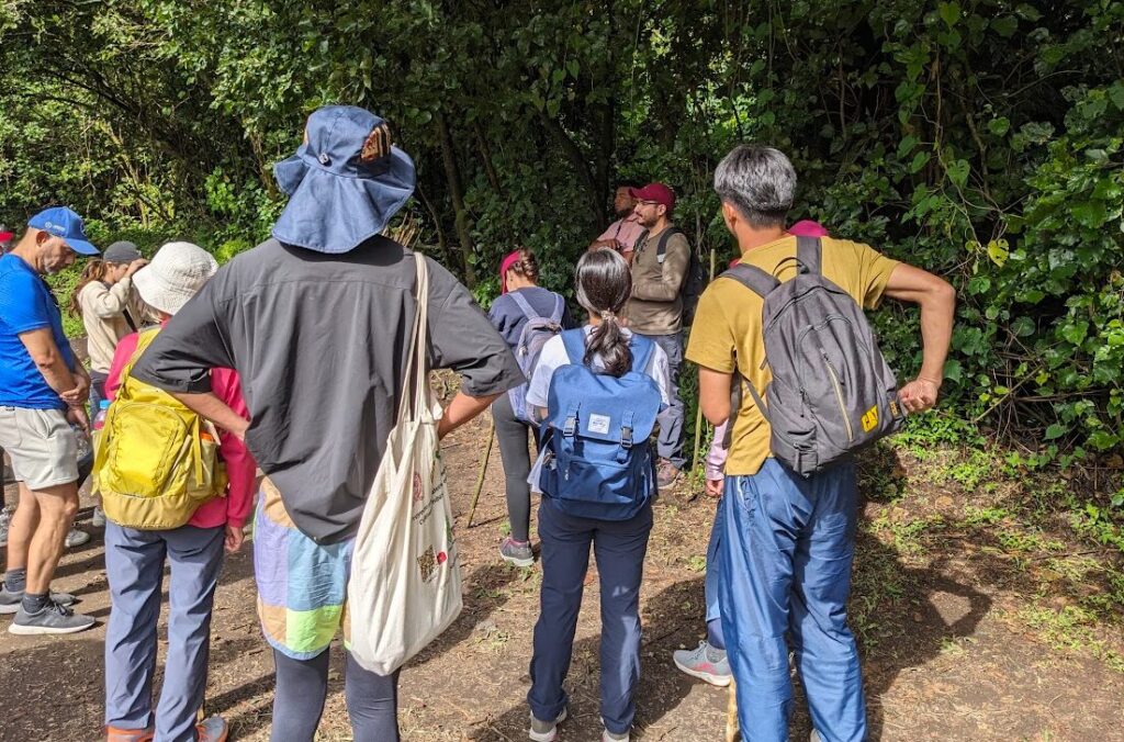 サンタアナ火山登山口でガイド同行グループの出発を待つ登山客の様子