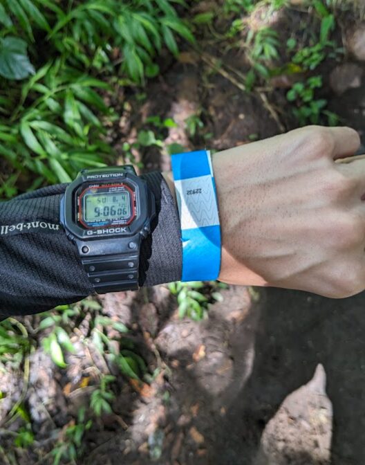 サンタアナ火山登山でガイドから配られる紙製グループ識別リストバンド