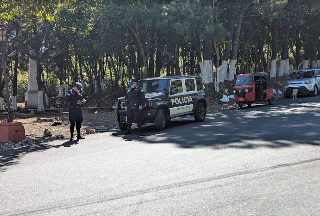 街頭で銃を携帯して警戒にあたるエルサルバドルの警察