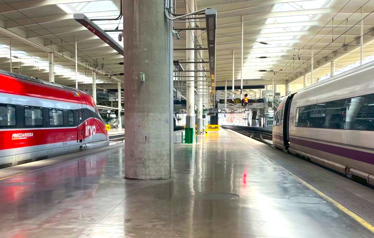 マドリード駅のホームに停まっているIryoとAveの車両