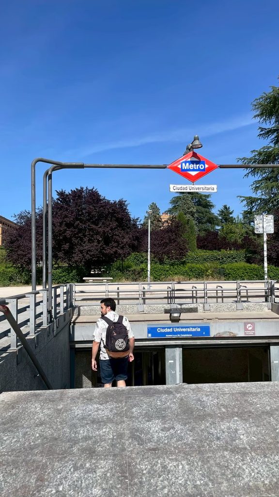 マドリードの地下鉄シウダー・ウニベルシタリア(Ciudad Universitaria)駅の入口。セゴビア行きAvanzaバスの乗り場がある駅